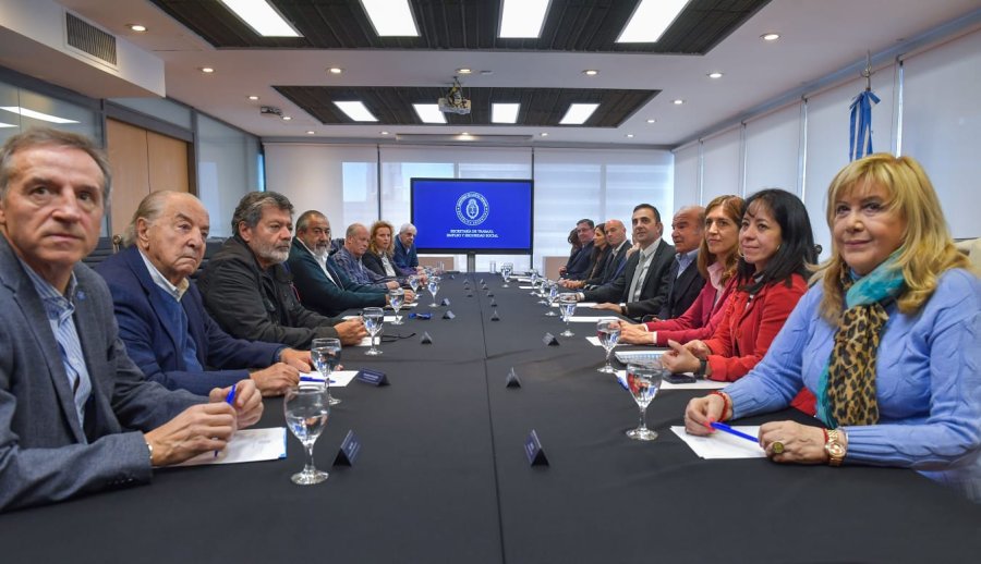 El secretario de Trabajo, Julio Cordero, con los dirigentes de la CGT.