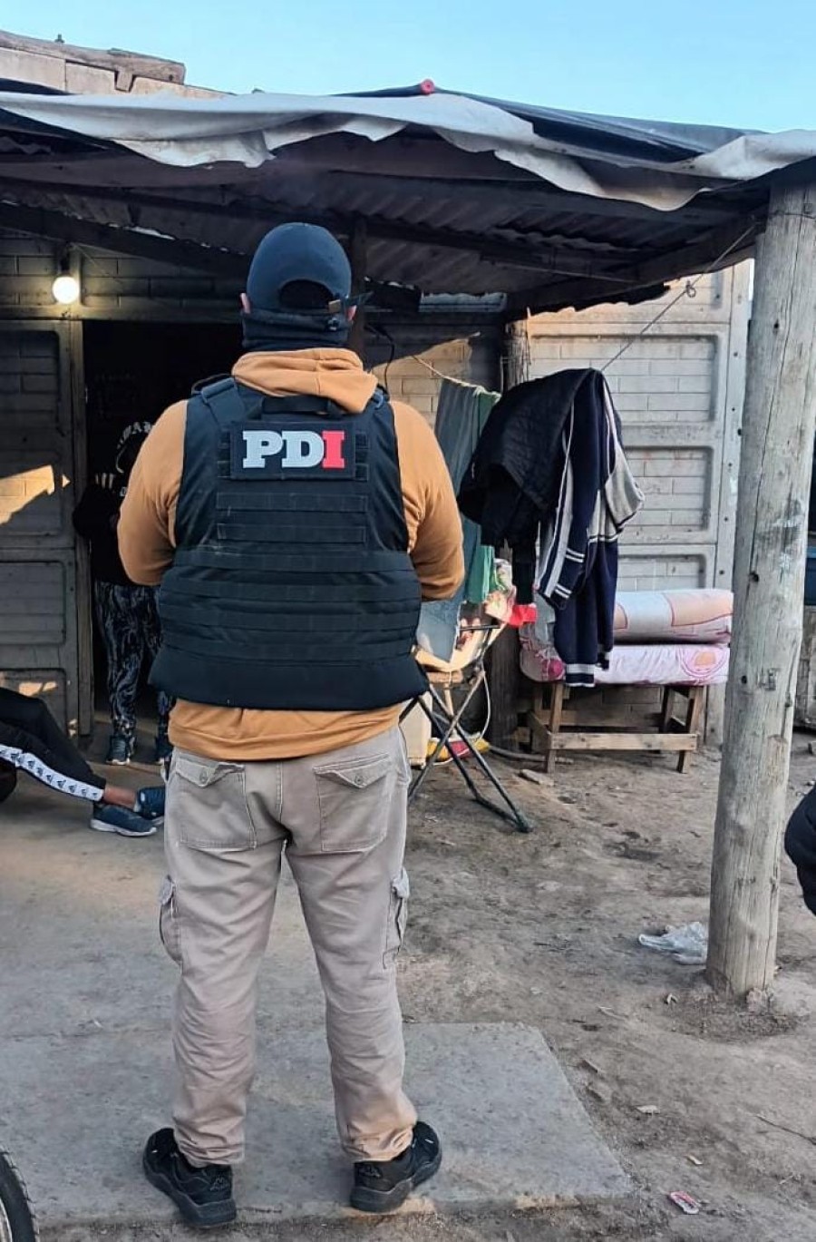 El momento en que la Polic&iacute;a de Investigaciones concreta la detenci&oacute;n del menor de edad acusado de tentativa de homicidio.