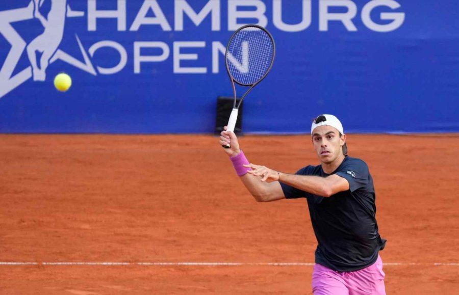Francisco Cer&uacute;ndolo gan&oacute; con autoridad y avanz&oacute; los cuartos de final en Hamburgo.