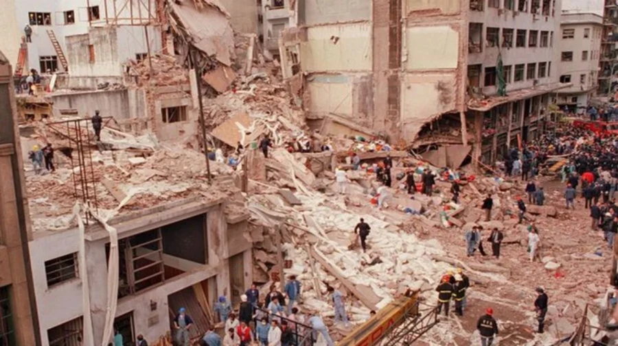 La sede de la AMIA destruida por el atentado.
