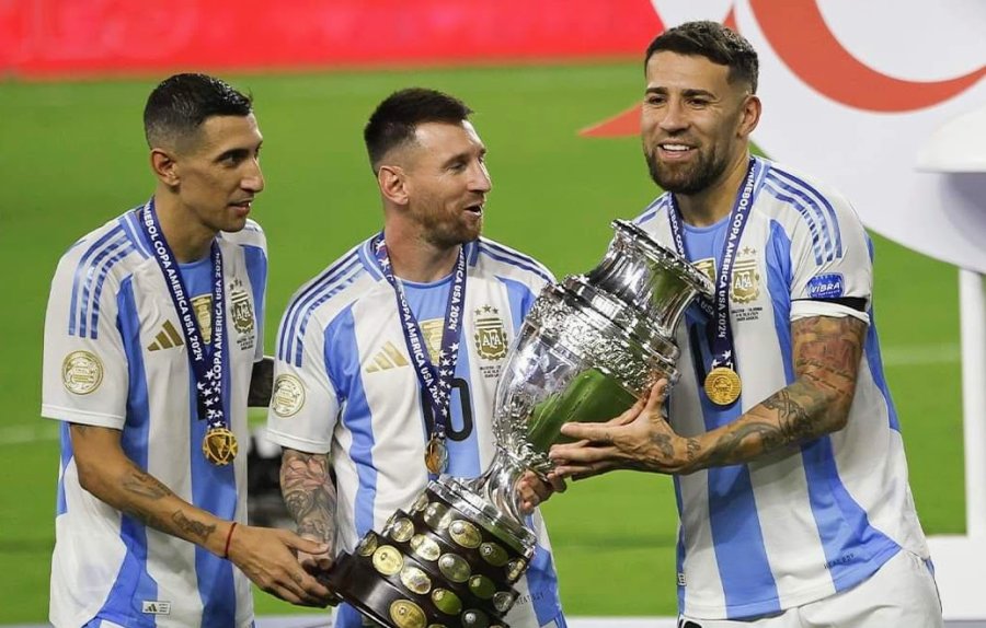 INOXIDABLES. Angel Di María, Lionel Messi y Nicolás Otamendi con la Copa América.