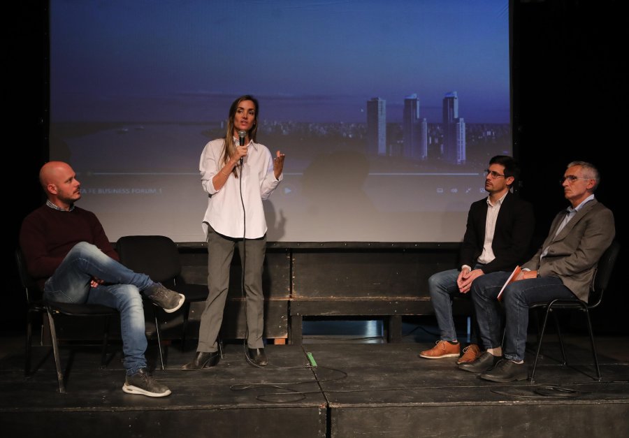 PRESENTACI&Oacute;N EN RAFAELA. Verg&eacute;, Losada, Viotti y L&oacute;pez en el Centro Recreativo "La Estaci&oacute;n".