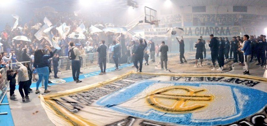 EL AGUANTE. / Anoche, en el Lucio Casar&iacute;n, los hinchas y el banderazo en apoyo al plantel.