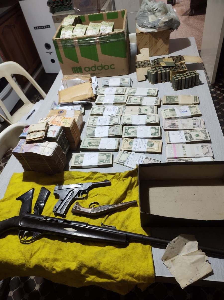 Hallaron dinero en efectivo en pesos, d&oacute;lares y euros; armas de fuego y municiones, 2223 kg de cobre, 298 kilos de aluminio, 8 kilos de v&aacute;lvulas de GNC, 150 bater&iacute;as de autos, 106 bater&iacute;as de motos.