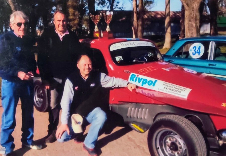 Ren&eacute; Gagliesi, Dar&iacute;o Josviack y Carlos Reutemann con la cupecita Chevrolet 1938.