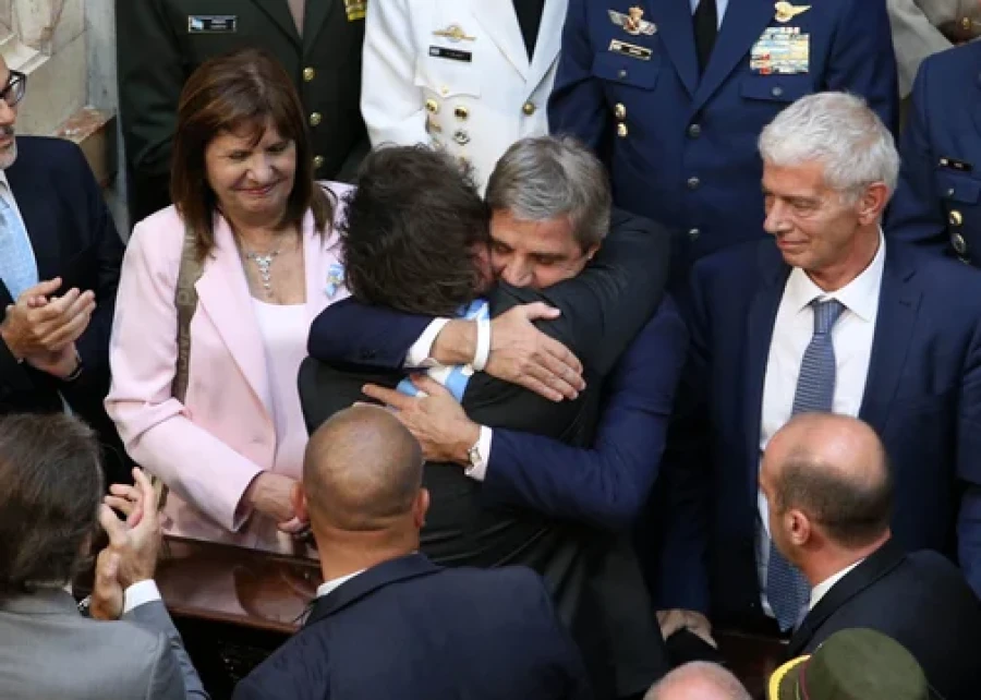 El presidente argentino respalda al "mejor ministro de Econom&iacute;a de la historia", Luis Caputo.