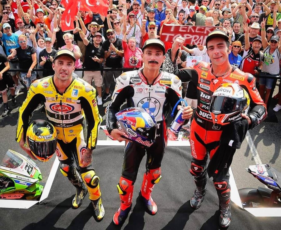 Andrea Iannone (3&deg;), Toprak Razgatlioglu (1&deg;) y Danilo Petrucci (2&deg;) en el podio de la Carrera 1.