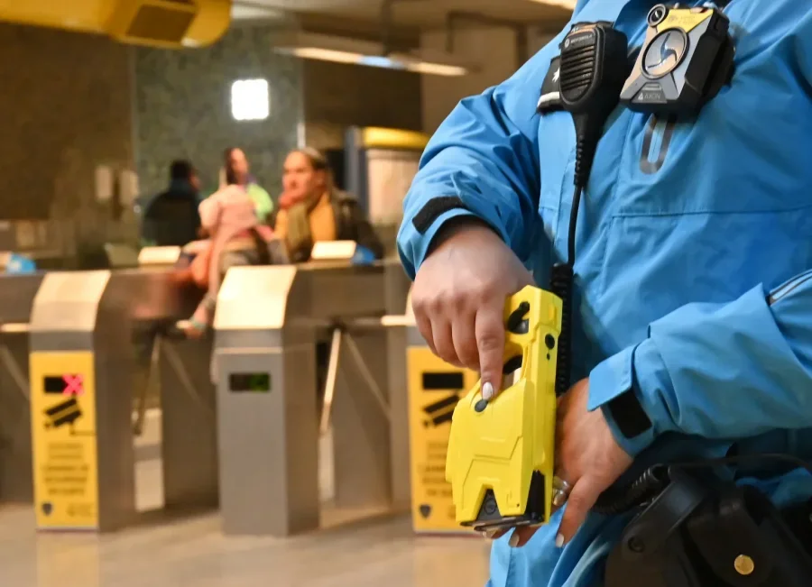 El detenido con la Taser estaba armado con un cuchillo e iba circulando golpeando autom&oacute;viles.