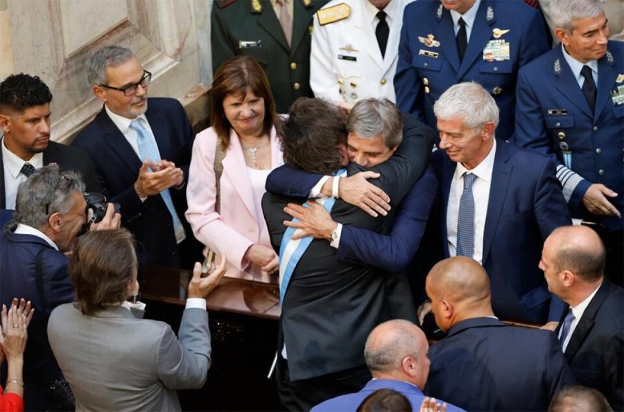RESPALDO. Javier Milei y Luis Caputo, abrazados.