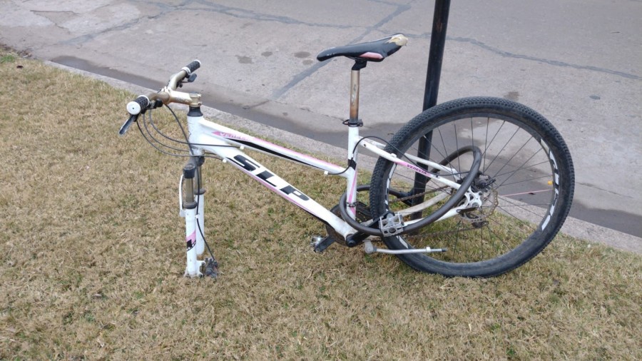 La bicicleta que sufri&oacute; el robo de una de sus ruedas.