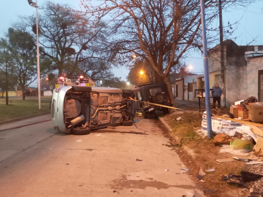 El Renault Scenic perd&iacute;a combustible y obstru&iacute;a la circulaci&oacute;n por Avenida Suipacha.