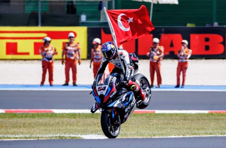 Toprak Razgatlioglu y su particular festejo apoyando su BMW sobre la rueda delantera y la bandera de Turqu&iacute;a.