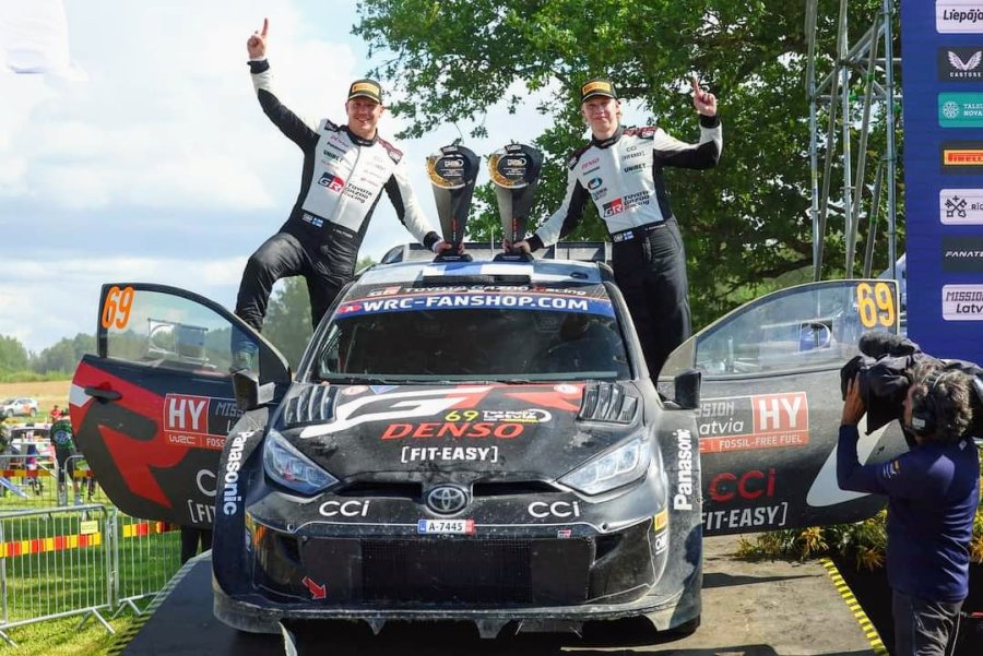 Kalle Rovanper&auml; y Junne Halttunen sobre el Toyota Yaris en el podio de Letonia.