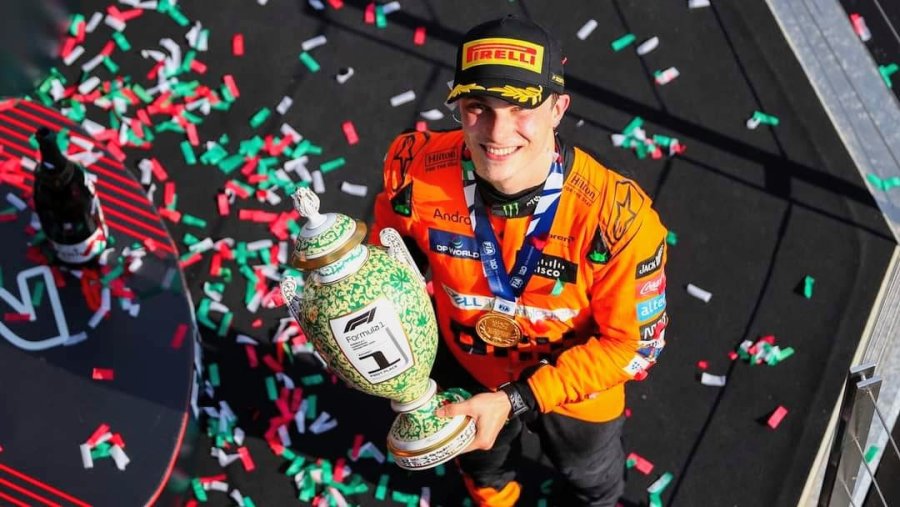 Oscar Piastri y su art&iacute;stico trofeo en el podio del Gran Premio de Hungr&iacute;a.
