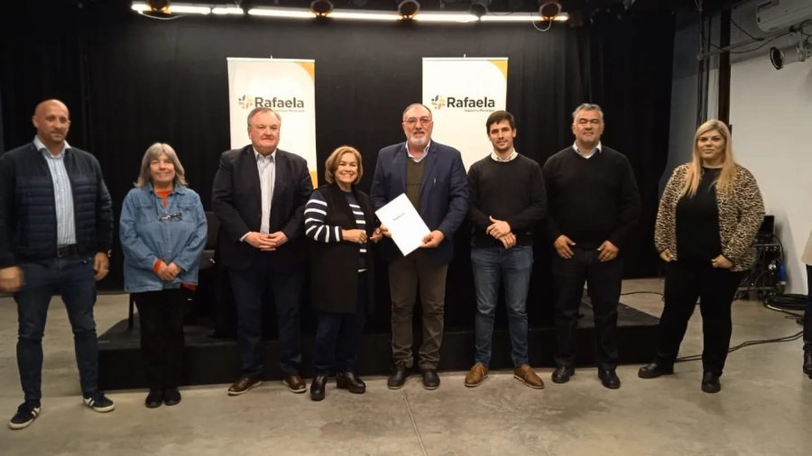 El Intendente junto a las autoridades.