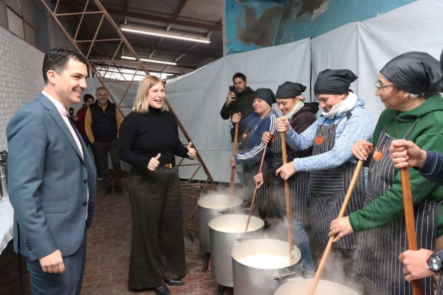 Mauro Gilabert y Gisela Scaglia dialogando con los responsables de la cocina.