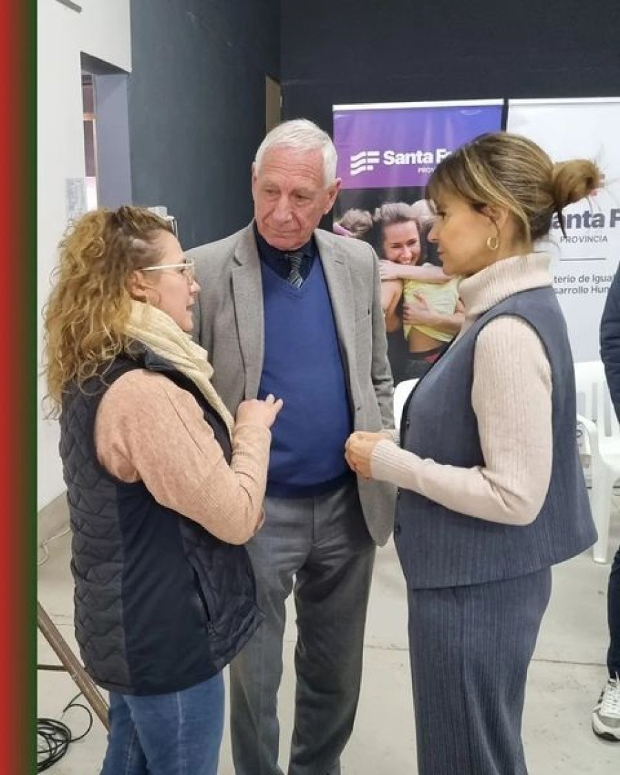 El Intendente dialoga con funcionarias.