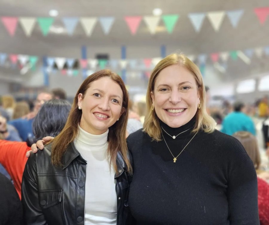 En la fiesta, Romina Neiff y Gisela Scaglia.