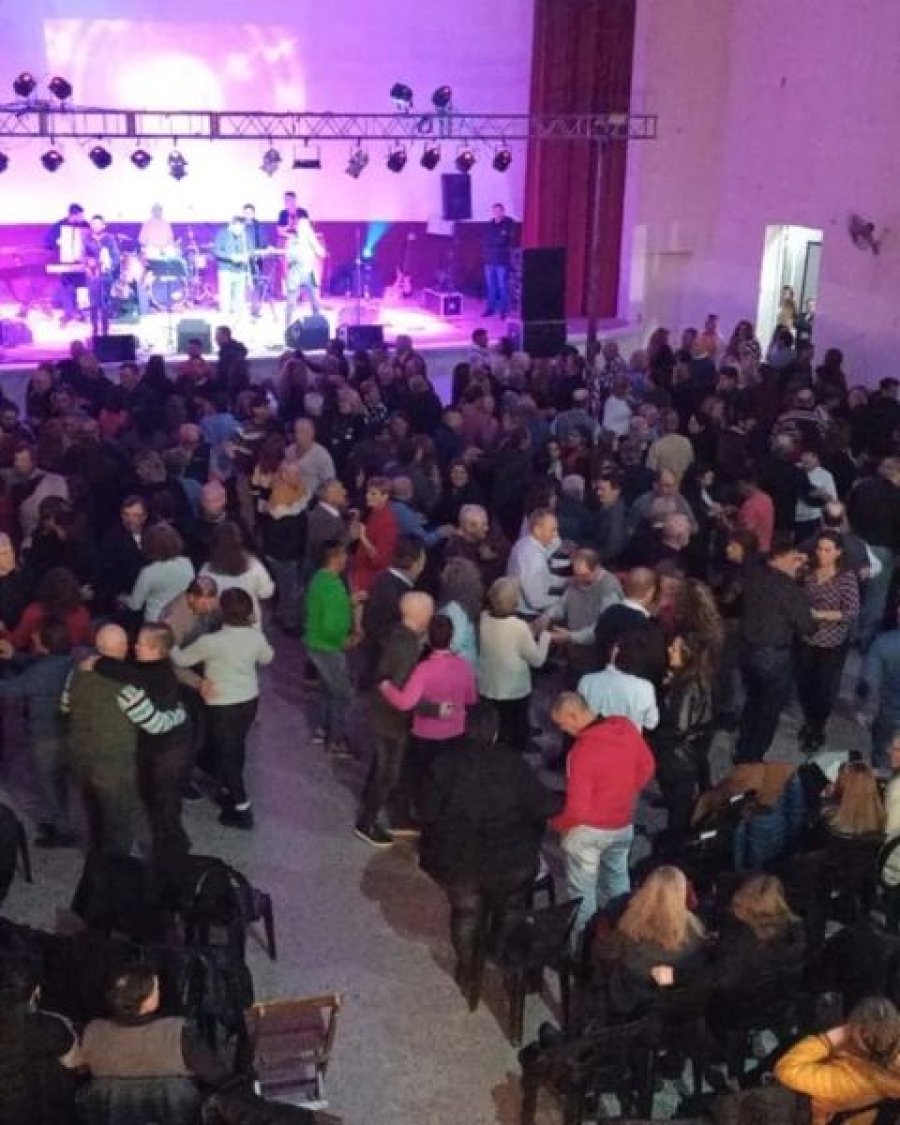 El sal&oacute;n colmado disfrutando la alegr&iacute;a de la m&uacute;sica y el baile.