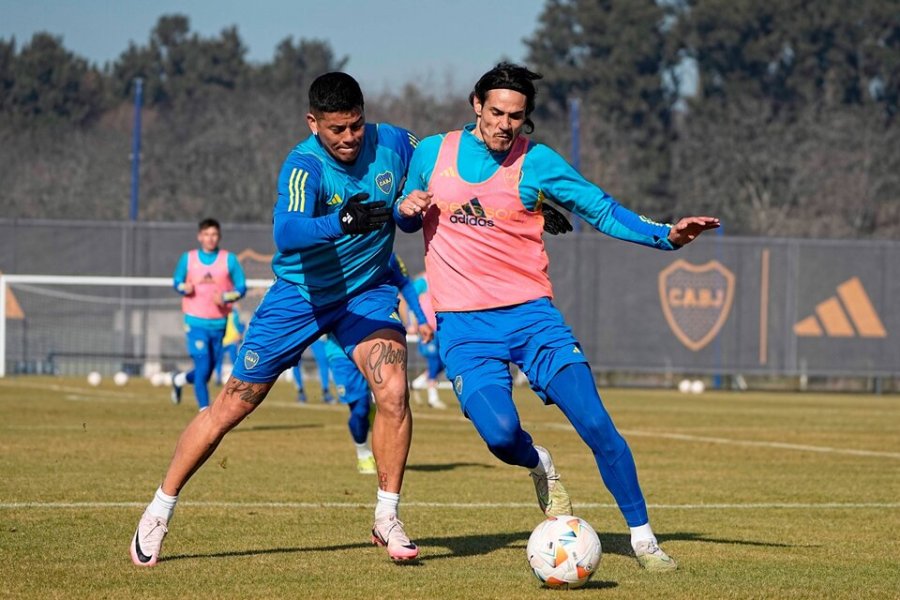 Rojo disputa la pelota con Cavani durante la pr&aacute;ctica