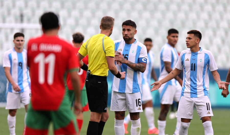 El capit&aacute;n Argentino, Nicol&aacute;s Otamendi, le reclama al &aacute;rbitro