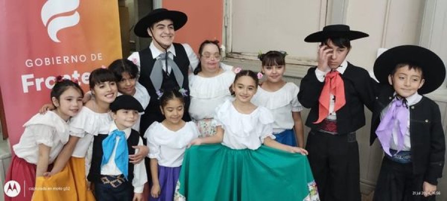 Uno de los grupos que particip&oacute; de la velada.