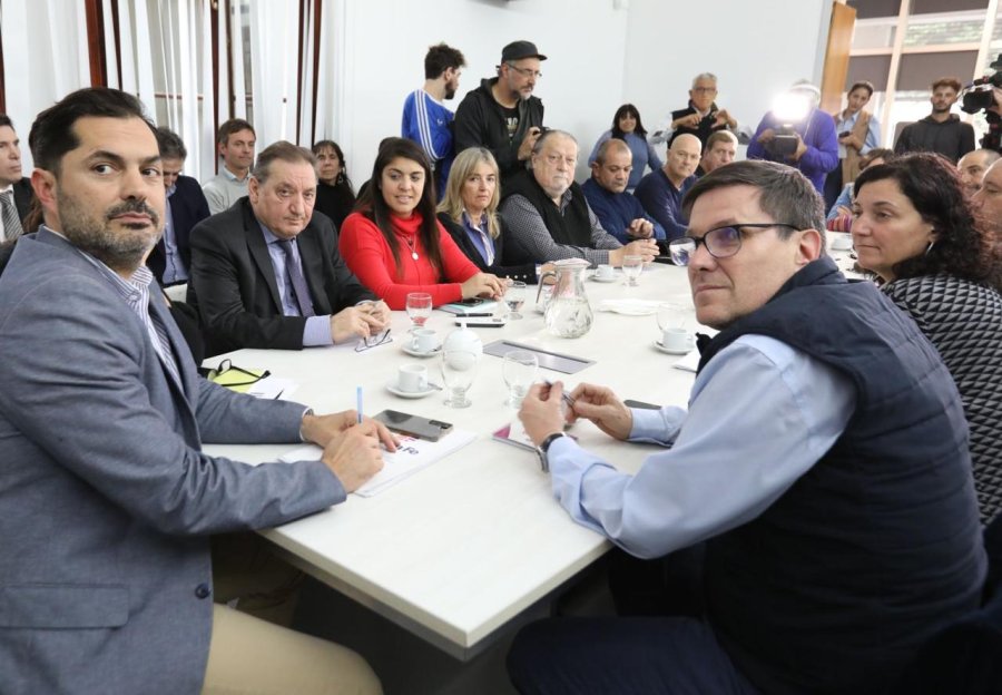 Los ministros B&aacute;scolo y Goity junto a los dirigentes de los sindicatos docentes.