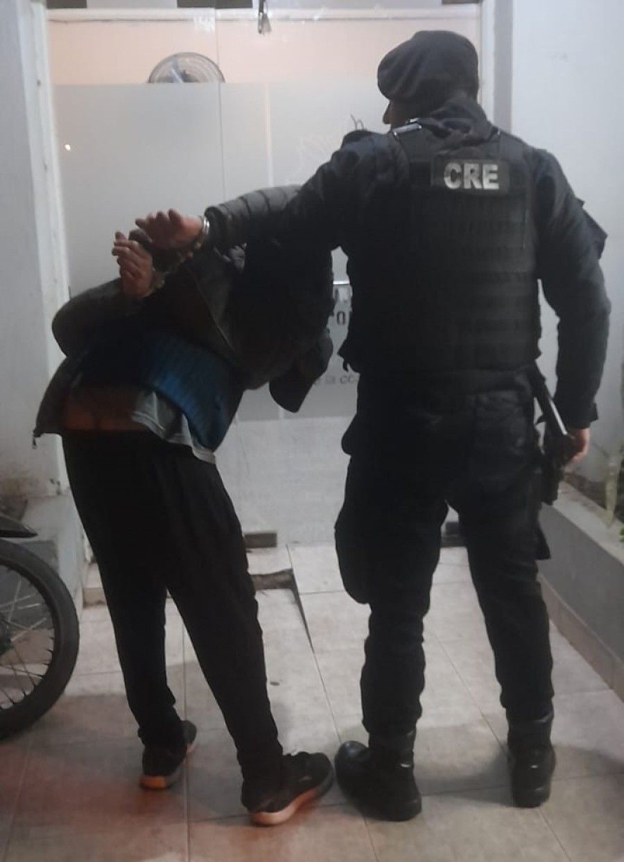 Efectivos del Comando Radioel&eacute;ctrico lograron reducirlo y trasladarlo hacia Comisaria N&deg; 13 por razones de jurisdicci&oacute;n.