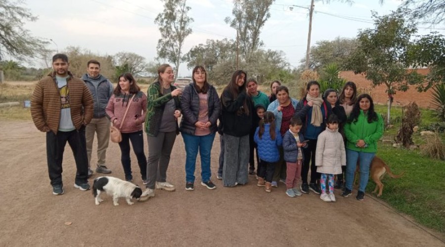 El grupo de vecinos que participo&acute;de la protesta.