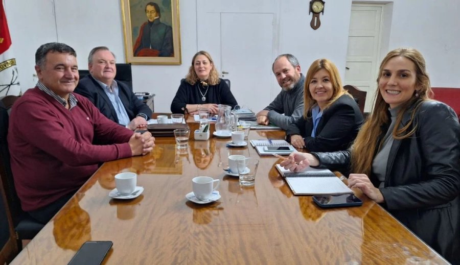 El diputado Marcelo Gonz&aacute;lez, el senador Felipe Michlig junto a la ministra de Salud, Silvia Ciancio y su equipo.