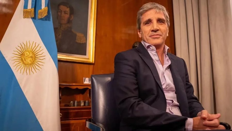 LUIS TOTO CAPUTO. El ministro de Econom&iacute;a puso en marcha una nueva etapa del plan de estabilizaci&oacute;n de la macro.