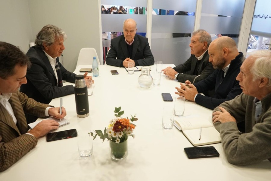 ENCUENTRO. Gustavo Puccini mantuvo una reunión con sus pares de otras provincias y respaldó al sector agropecuario.