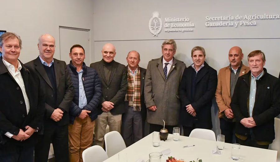 CUMBRE. Fue la primera vez que todo el gabinete económico y la Mesa de Enlace en pleno, se reúnen en la Rural.