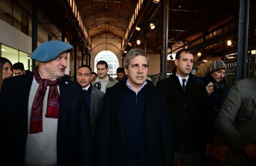 PASEO. El ministro de Finanzas Luis Caputo aprovech&oacute; para dar un breve paseo por la Exposici&oacute;n de Palermo.