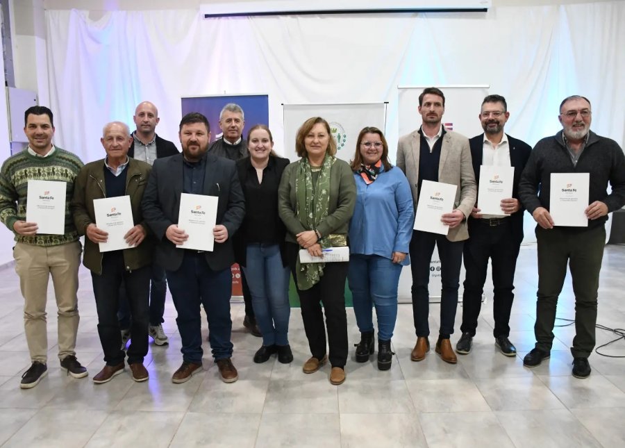 Titulares y representantes de Municipios y Comunas, funcionarios locales, junto a la ministra Victoria Tejeda.
