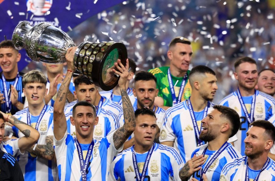 FIDEO DI MAR&Iacute;A. En Miami, levanta la Copa Am&eacute;rica tras la victoria sobre Colombia, con Otamendi y Messi entre otros.