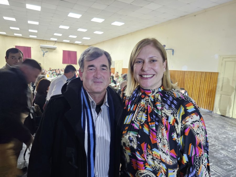 Julio Forni posando con Gisela Scaglia.