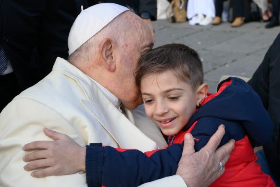Su Santidad con un ni&ntilde;o.