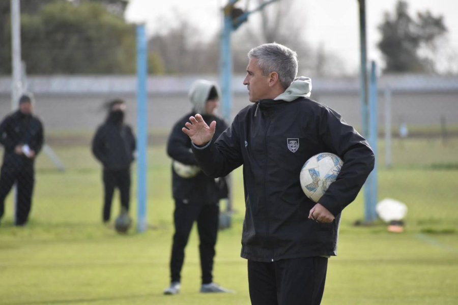 FABI&Aacute;N NARDOZZA.&nbsp; El DT albiceleste ir&aacute; por su primera victoria en la Crema en lo que ser&aacute; un partido especial por su pasado en Mor&oacute;n.