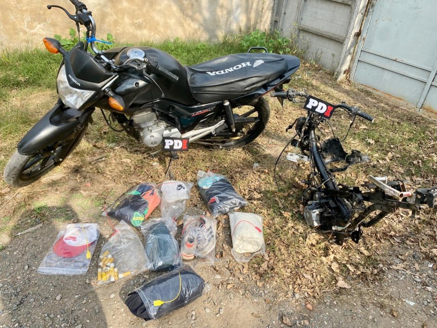INCAUTADO. A los j&oacute;venes les secuestraron una motocicleta, cartuchos y prenda de vestir.