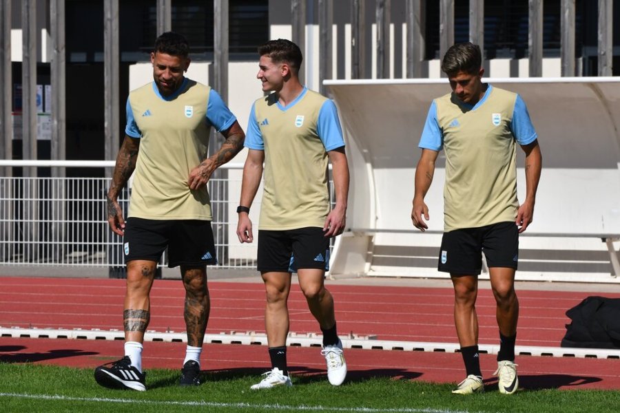 Los "veteranos" Otamendi y Juli&aacute;n junto a Simeone, quien marc&oacute; en el debut y podr&iacute;a ser titular.