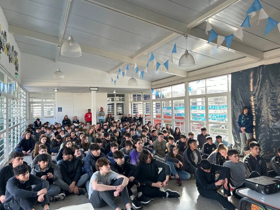 Los j&oacute;venes siguieron la disertaci&oacute;n con expectante atenci&oacute;n.