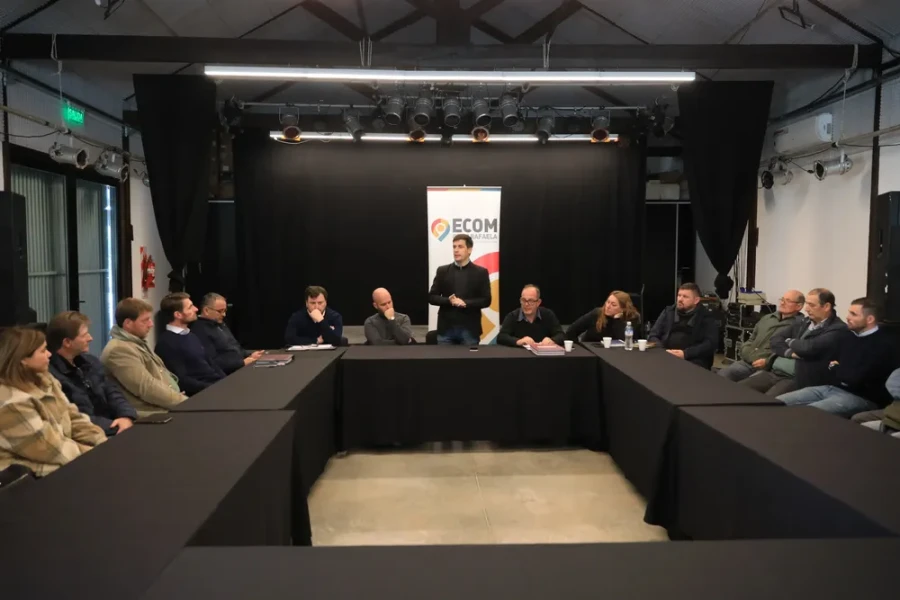 Titulares de gobiernos locales oyen con atenci&oacute;n la exposici&oacute;n de Leonardo Viotti, intendente de Rafaela.