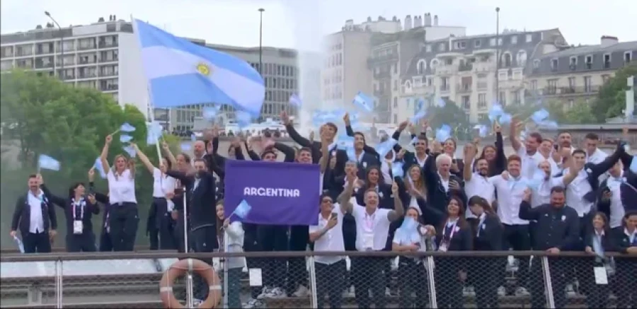 EFUSIVOS./ Los atletas argentinos durante su paso.