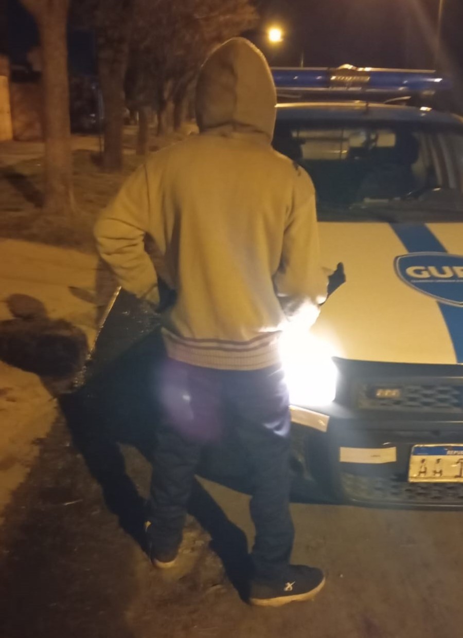 El joven fue hallado cortando cables en las alturas de un galp&oacute;n en construcci&oacute;n.