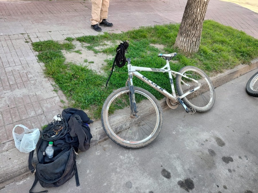 se secuestr&oacute; la bicicleta marca Gluck de color blanca en averiguaci&oacute;n de su procedencia