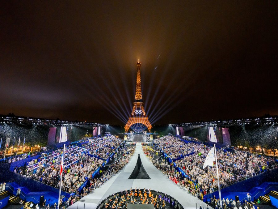 El recinto de Trocadero, con la Torre Eiffel al fondo durante la ceremonia de apertura de los Juegos Ol&iacute;mpicos de Par&iacute;s 2024.