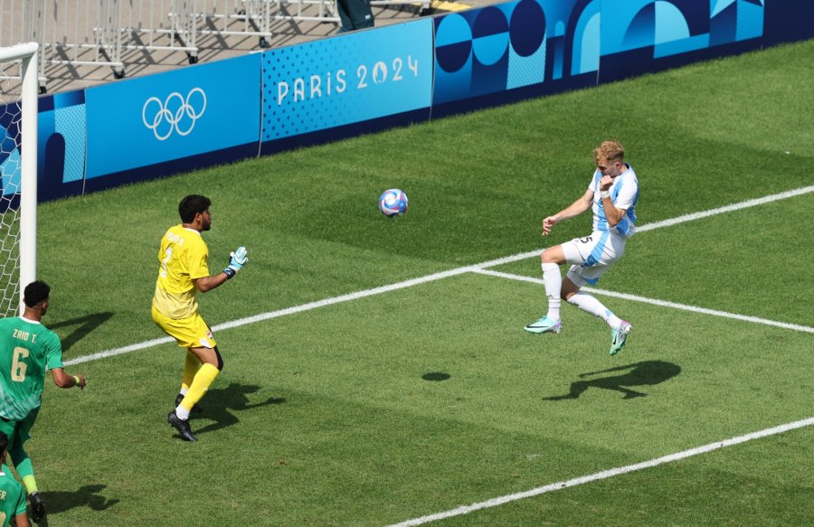 IMPECABLE./ El cabezazo de Gondou en el segundo gol.