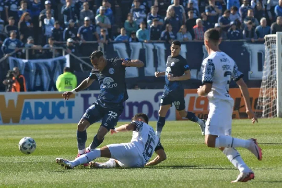 COLOMBIANO./ Villa anot&oacute; el tanto mendocino.
