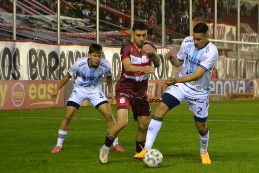 NAVARRO./ El paraguayo junto a Fuyana defendiendo el balón.